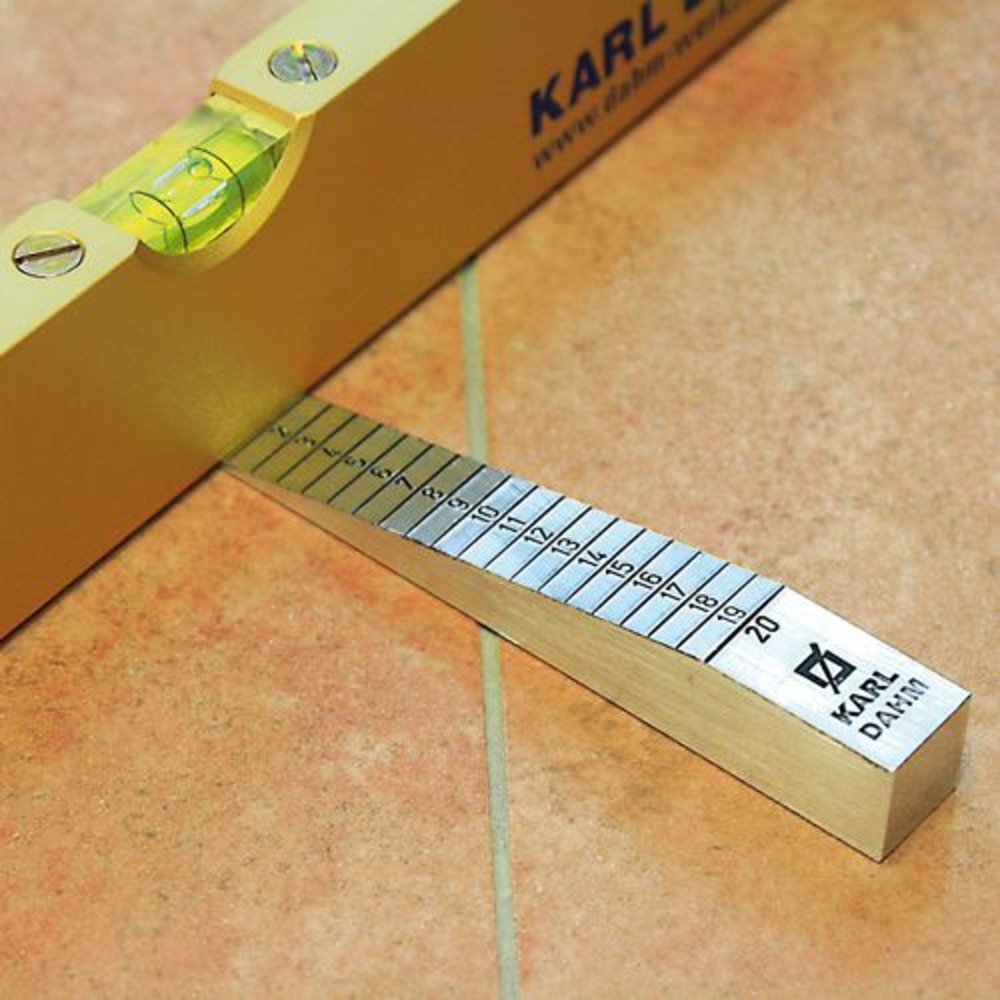 Der Estrich-Messkeil von KARL DAHM passt perfekt zur Goldpunkt-Wasserwaage