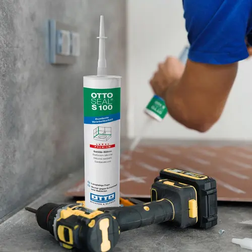 OTTOSEAL® S 100 Silicone, gris-soyeux (C77), mastic d'étanchéité élastique haut de gamme pour sanitaires.