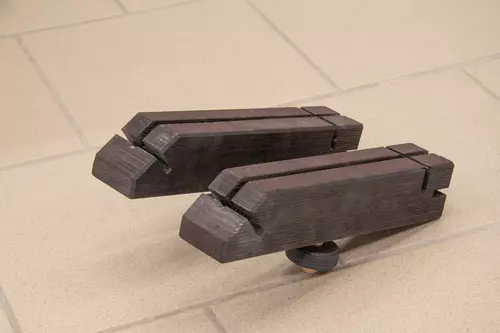 Holding device for narrow strips, the practical accessory for the large-format table