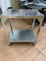 Table en métal à roulettes