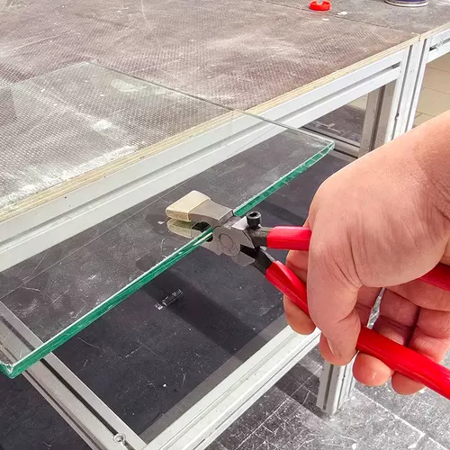 Glass-breaking pliers for thick glass without causing damage