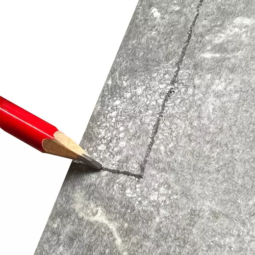 Image supplémentaire Utiliser un crayon de charpentier sur de la pierre
