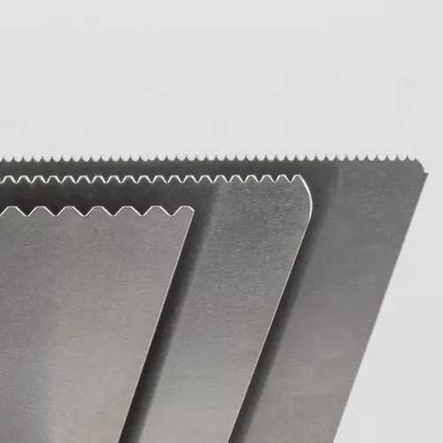 Zusatzbild Zahnspachtel mit A1 Zahnung für blasenfreie, gleichmäßige Ergebnisse beim Boden verlegen ohne Hohlräume oder Kleberückstände.