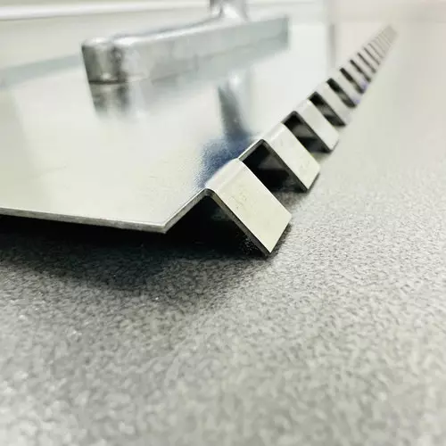 Zusatzbild Knickzahnkelle rostfrei | 10 mm mit praktischer Zahnung für super Ergebnisse.