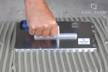 Zusatzbild Knickzahnkelle rostfrei, 10 mm, ideal für Fliesenleger auf der Baustelle.