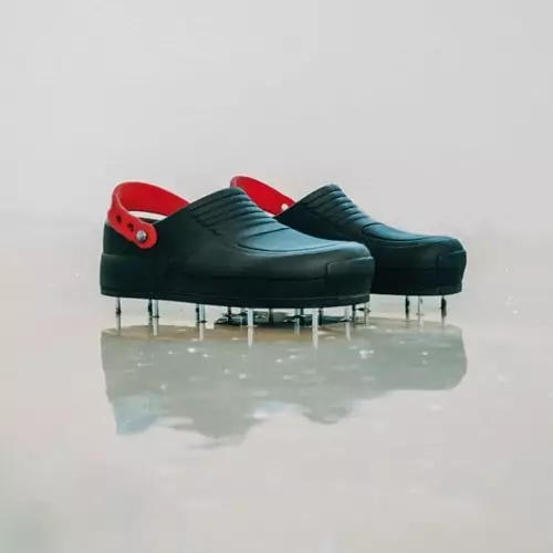 Schuhe mit N&auml;geln im Einsatz auf Estrich