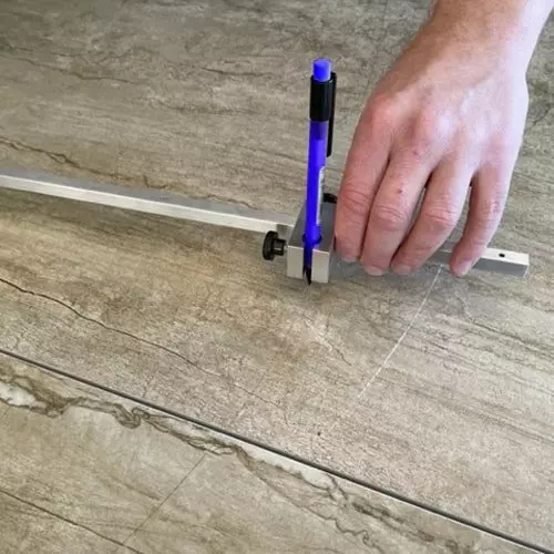 Image supplémentaire Tracer un carreau à l'aide d'une équerre de maçon