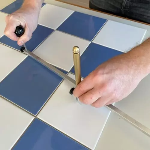 Image supplémentaire Équerre de maçon pour tracer les carreaux sans difficulté