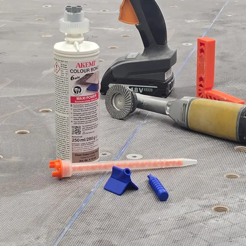 Der innovative 2-in-1 Jolly-Kantenabzieher als Kartuschenaufsatz f&uuml;r Fliesenleger im Einsatz