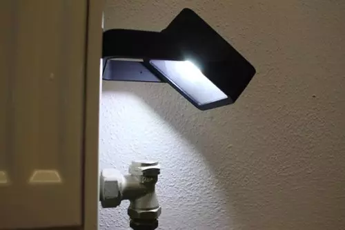 Zusatzbild Ministrahler mit Magnethalter inkl. Batterien, Handlich, Sehr sparsam und Ideal für Montagearbeiten an beengten Stellen.