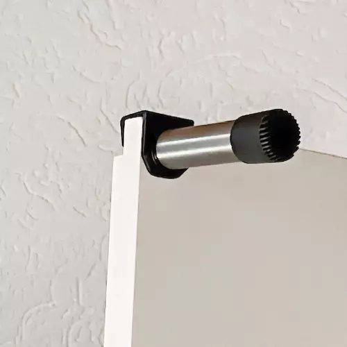 Butoir de porte 85 mm, plusieurs couleurs disponibles, s'enclenche tr&egrave;s facilement pour une utilisation imm&eacute;diate.