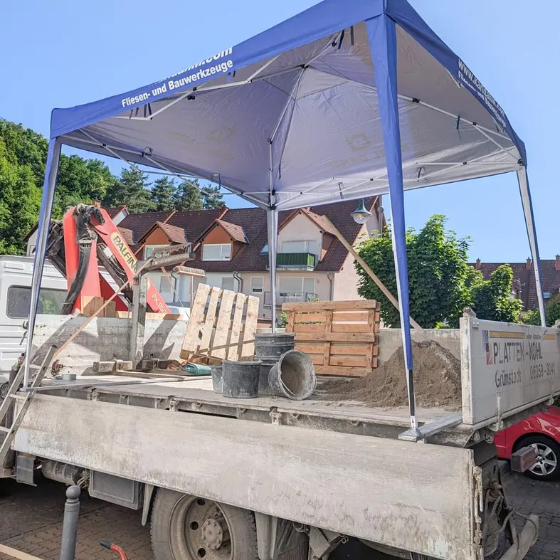 Zusatzbild Faltpavillon aufgestellt auf einem Anhänger.