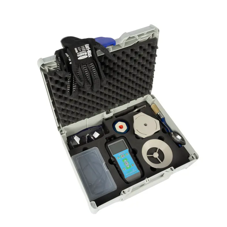 Zusatzbild Geöffneter Koffer des KRL CMEX 5 Mess-Sets mit Messgerät, Schutzbrille, Handschuhen und Zubehör zur Estrich-Feuchtigkeitsmessung
