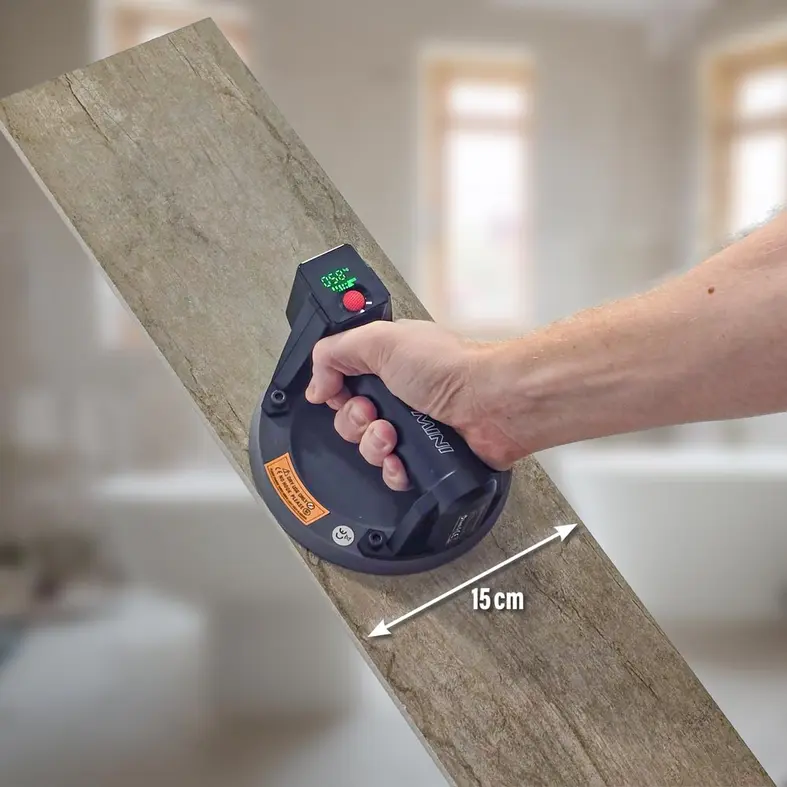 Ventouse &agrave; batterie E Grip Mini lors du soul&egrave;vement d'un carreau avec une ventouse de 15 cm