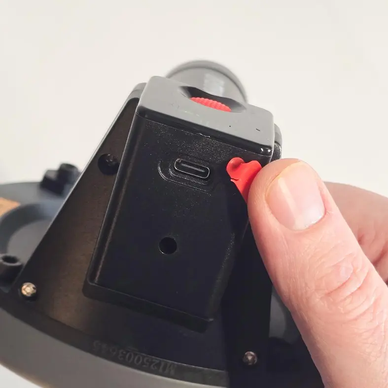 Gros plan sur le port de chargement USB-C de la ventouse &agrave; batterie E Grip Mini