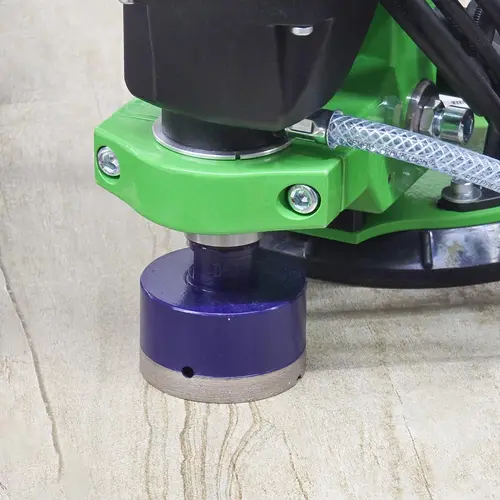 Zusatzbild Hochleistungs-Nassbohrkrone Bohrmeister Ø 22 mm, ist speziell für den Einsatz mit Wasserzufuhr entwickelt, wodurch Hitzeentwicklung minimiert und die Lebensdauer der Krone deutlich verlängert wird.